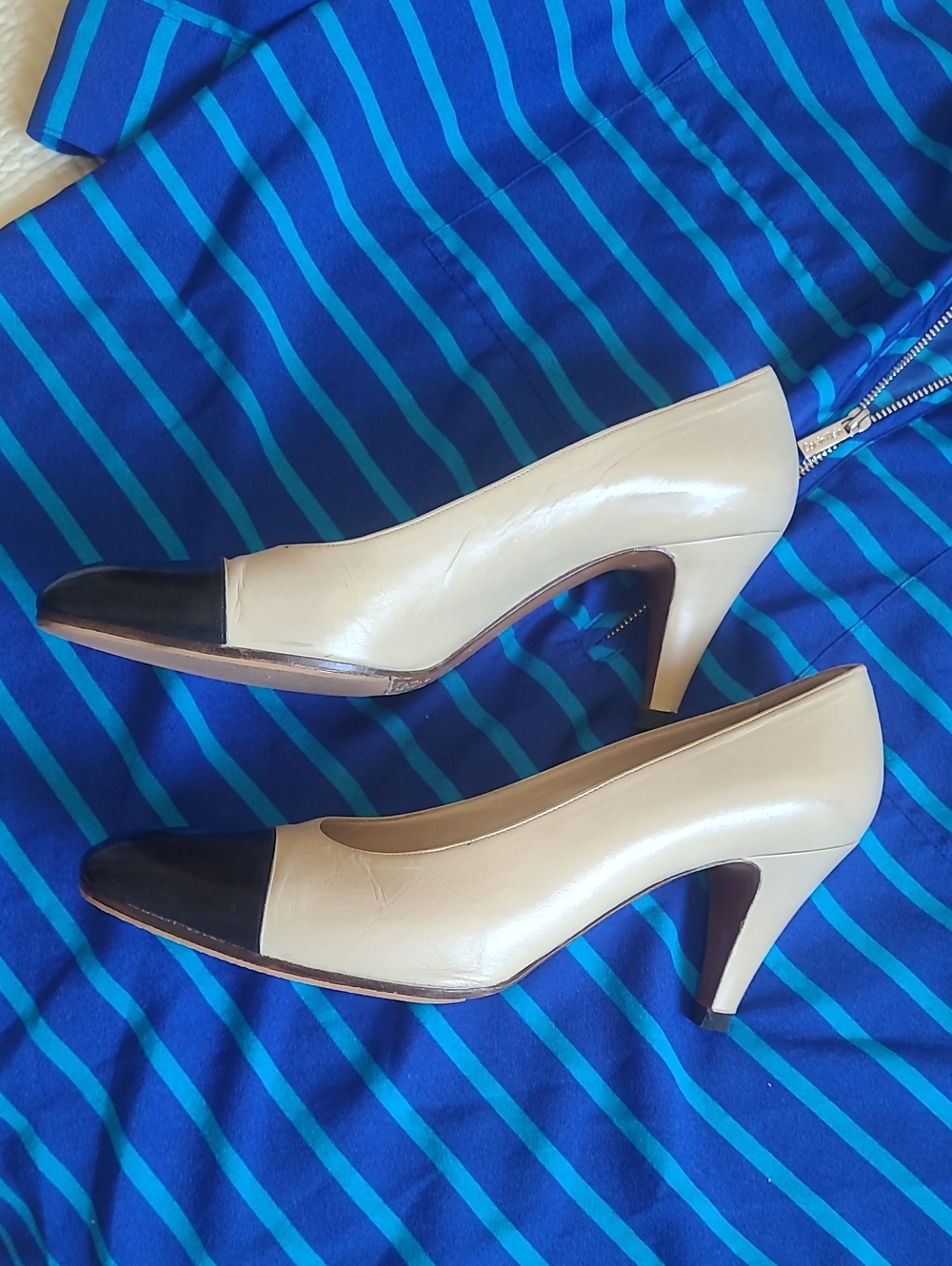 CHANEL Beige Leather Pumps with Black Cap Toe - Picture 4 of 10